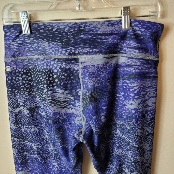 Fabletics yoga leggings purple animal print with mesh material size M - Picture 4 of 9